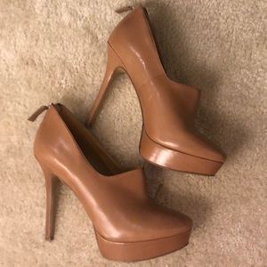 Nine West tan leather closed toe heels